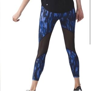 LULULEMON All Meshed Up 7/8 Leggings in
Painted Animal Sprinkler.